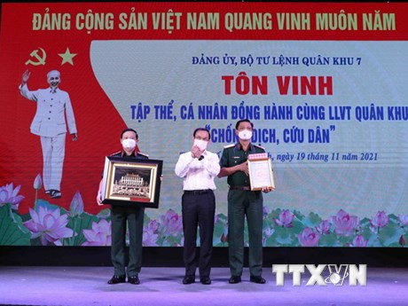 Tôn vinh tập thể, cá nhân cùng Quân khu 7 "chống dịch, cứu dịch"
