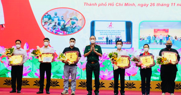 Bộ Tư lệnh TPHCM tri ân tập thể, cá nhân đồng hành giúp dân trong đại dịch