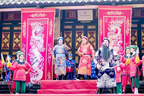 Các nghệ sĩ hát bội diễn phục vụ khán giả tại Đền thờ Vua Hùng - Thảo Cầm Viên Sài Gòn