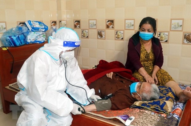 Cán bộ y tế kiểm tra sức khỏe cho người già yếu, mắc bệnh nặng. (Ảnh: Nguyễn Lành/TTXVN)