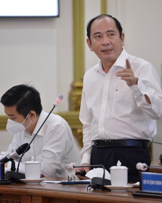 Giám đốc Sở Y tế TPHCM Tăng Chí Thượng báo cáo công tác phòng chống dịch Covid-19. Ảnh: VIỆT DŨNG