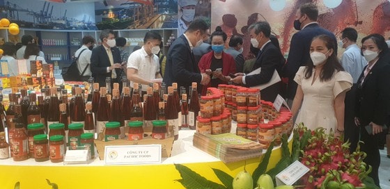 Sản phẩm của một doanh nghiệp trưng bày trong Tuần lễ triển lãm sản phẩm ngành lương thực, thực phẩm năm 2021. Ảnh: LẠC PHONG