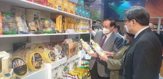Khách hàng quan tâm đến sản phẩm trưng bày tại Tuần lễ triển lãm sản phẩm ngành lương thực, thực phẩm năm 2021