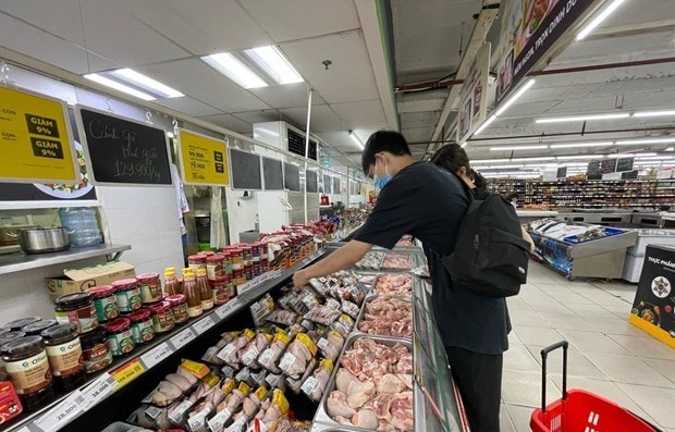 Người dân mua thịt lợn tại siêu thị. (Nguồn: Vietnam+)