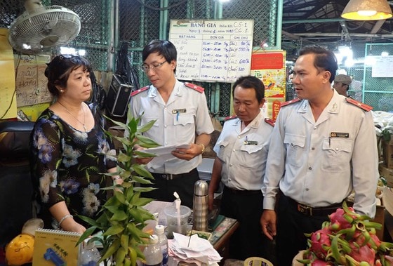 Lực lượng chức năng kiểm tra an toàn thực phẩm tại chợ đầu mối nông sản Thủ Đức, TPHCM