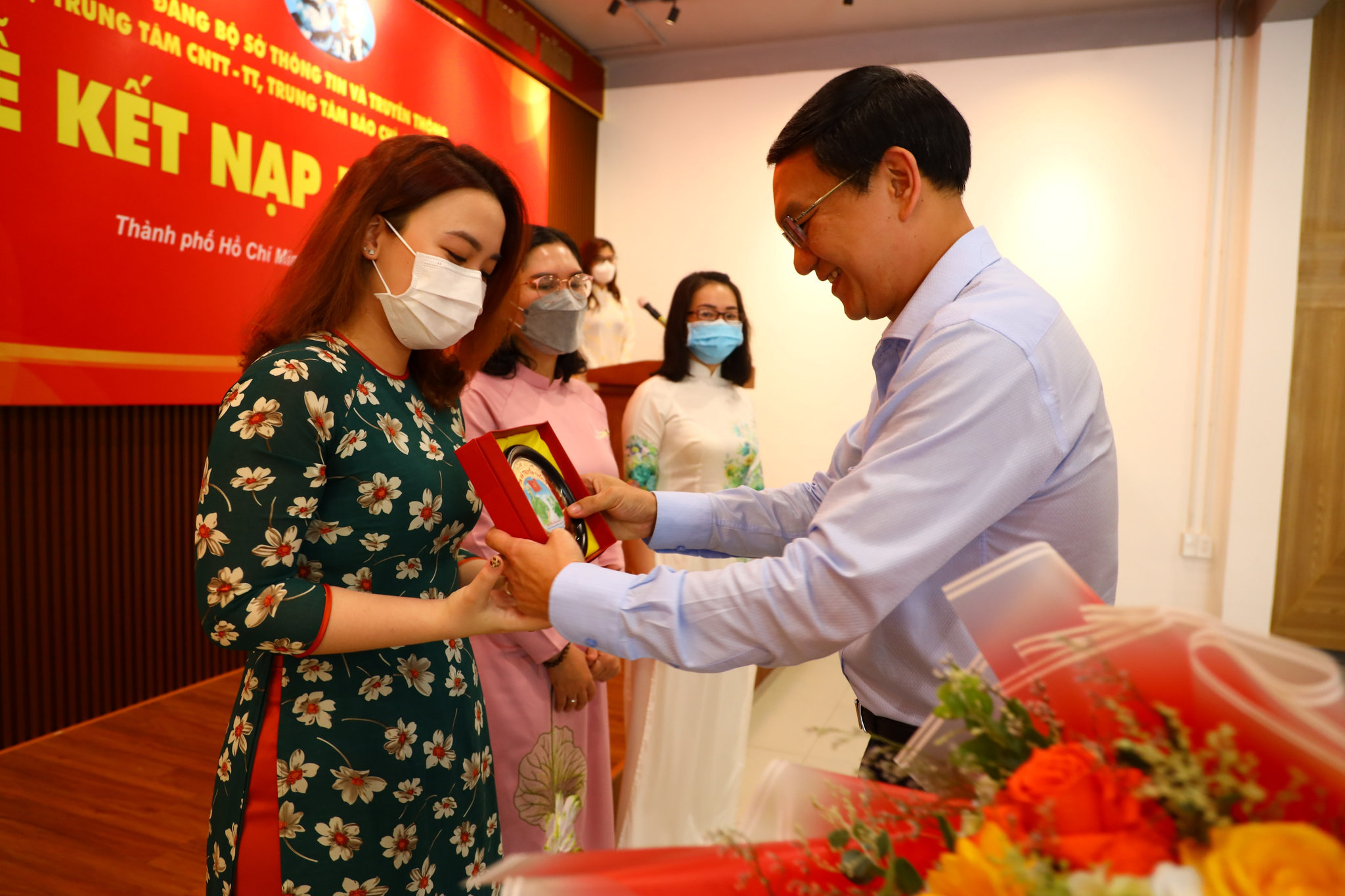 Đảng bộ Sở Thông tin - Truyền thông TPHCM kết nạp 3 Đảng viên mới dịp 22/12