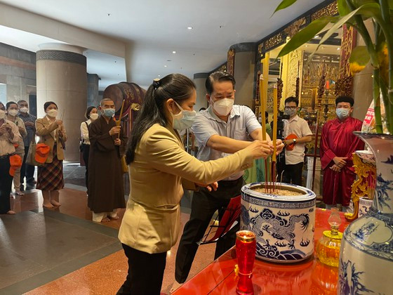 Lãnh đạo TP Thủ Đức dâng hương tưởng nhớ công ơn dựng nước và giữ nước của các Vua Hùng tại Khu tưởng niệm các Vua Hùng