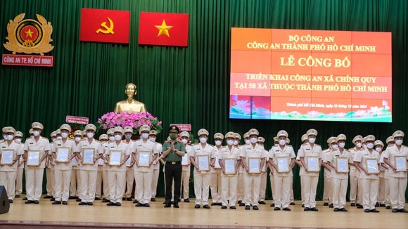 Thiếu tướng Lê Hồng Nam trao quyết định cho 58 Trưởng Công an xã chính quy. Ảnh: VĂN MINH