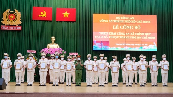 Đại tá Nguyễn Thanh Hưởng, Phó Giám đốc Công an TPHCM trao các quyết định. Ảnh: VĂN MINH