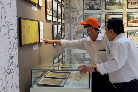 Các đại biểu cùng tìm hiểu thông tin về các sự kiện lịch sử diễn ra trên địa bàn TP Thủ Đức từ các tư liệu quý được trưng bày trong Nhà Truyền thống TP Thủ Đức