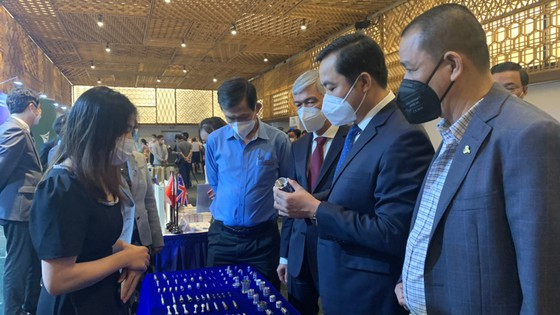 Các đại biểu tham quan sản phẩm của các doanh nghiệp CNHT TPHCM