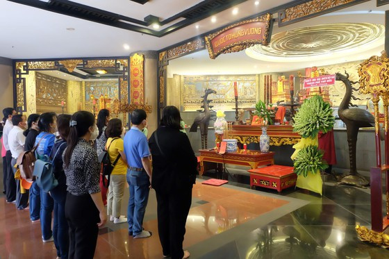 Các đại biểu dâng hương tưởng nhớ công ơn dựng nước và giữ nước của các Vua Hùng
