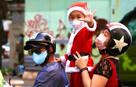 Một gia đình đi dạo ở phố đi bộ Nguyễn Huệ tuân thủ quy định phòng, chống dịch. Ảnh: DŨNG PHƯƠNG