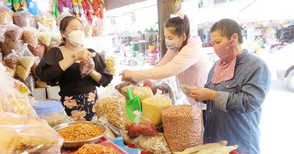 Tiểu thương bám chợ, buôn bán dần phục hồi