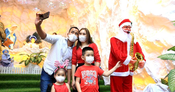 Người dân TPHCM vui đón Giáng sinh