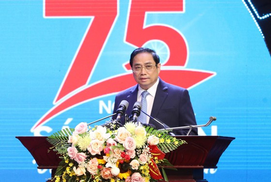 Thủ tướng Phạm Minh Chính phát biểu tại lễ tôn vinh 75.000 sáng kiến của công đoàn và người lao động sáng 28-12. Ảnh: VIẾT CHUNG
