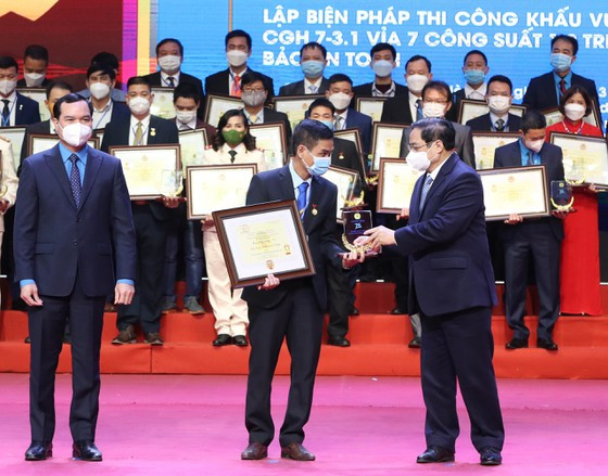 Thủ tướng trao bằng khen lao động sáng tạo cho các tập thể và cá nhân được tuyên dương ngày 28-12. Ảnh: VIẾT CHUNG