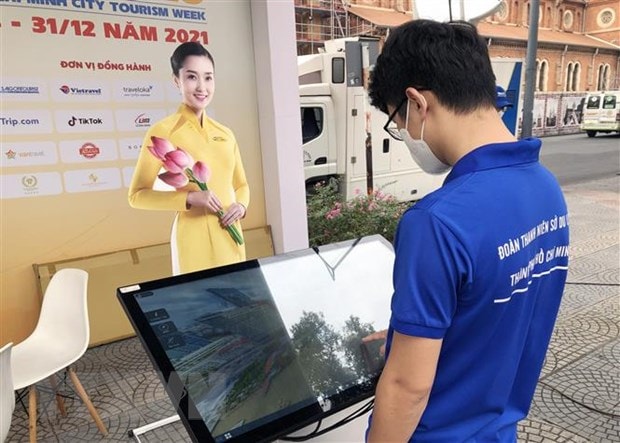 Người dân Thành phố Hồ Chí Minh trải nghiệm không gian giới thiệu hình ảnh và thông tin điểm đến nổi bật tại Bưu điện Trung tâm thành phố. (Ảnh: Mỹ Phương/TTXVN)