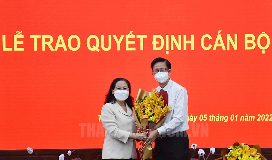 Phó Bí thư Thành ủy, Chủ tịch HĐND TP Nguyễn Thị Lệ chúc mừng đồng chí Phạm Đức Hải