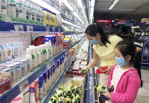 Người dân Thành phố Hồ Chí Minh mua sắm tại Co.opmart Nguyễn Đình Chiểu, Quận 3. (Ảnh: Mỹ Phương/TTXVN)