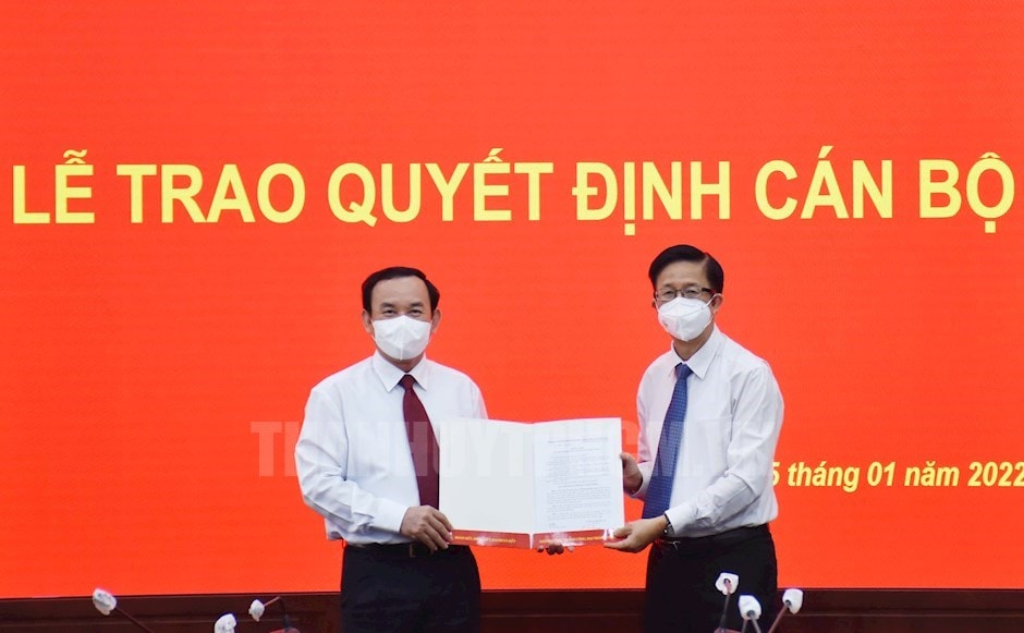 Bí thư Thành ủy TPHCM Nguyễn Văn Nên trao quyết định cho đồng chí Phạm Đức Hải