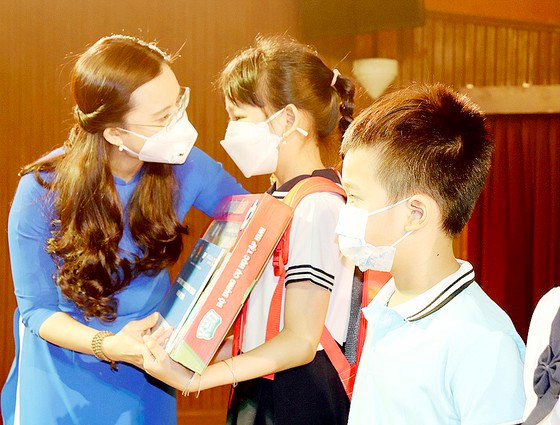 Các đơn vị, đoàn thể tổ chức nhiều hoạt động chăm lo trẻ mồ côi do dịch Covid-19. Ảnh: HỒNG HẢI