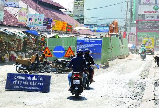 Đường Lê Văn Ninh (TP Thủ Đức) bị lô cốt án ngữ, khiến đường đầy bụi, mất an toàn giao thông