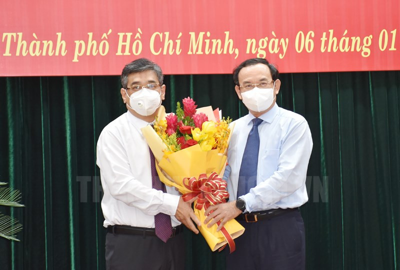 Bí thư Thành ủy TPHCM Nguyễn Văn Nên trao quyết định cho đồng chí Nguyễn Phước Lộc.
