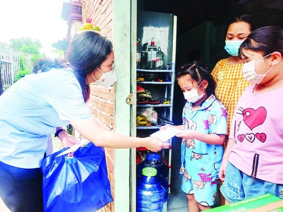 Lãnh đạo huyện Bình Chánh (TPHCM), trao quà tới trẻ em mồ côi vì Covid-19