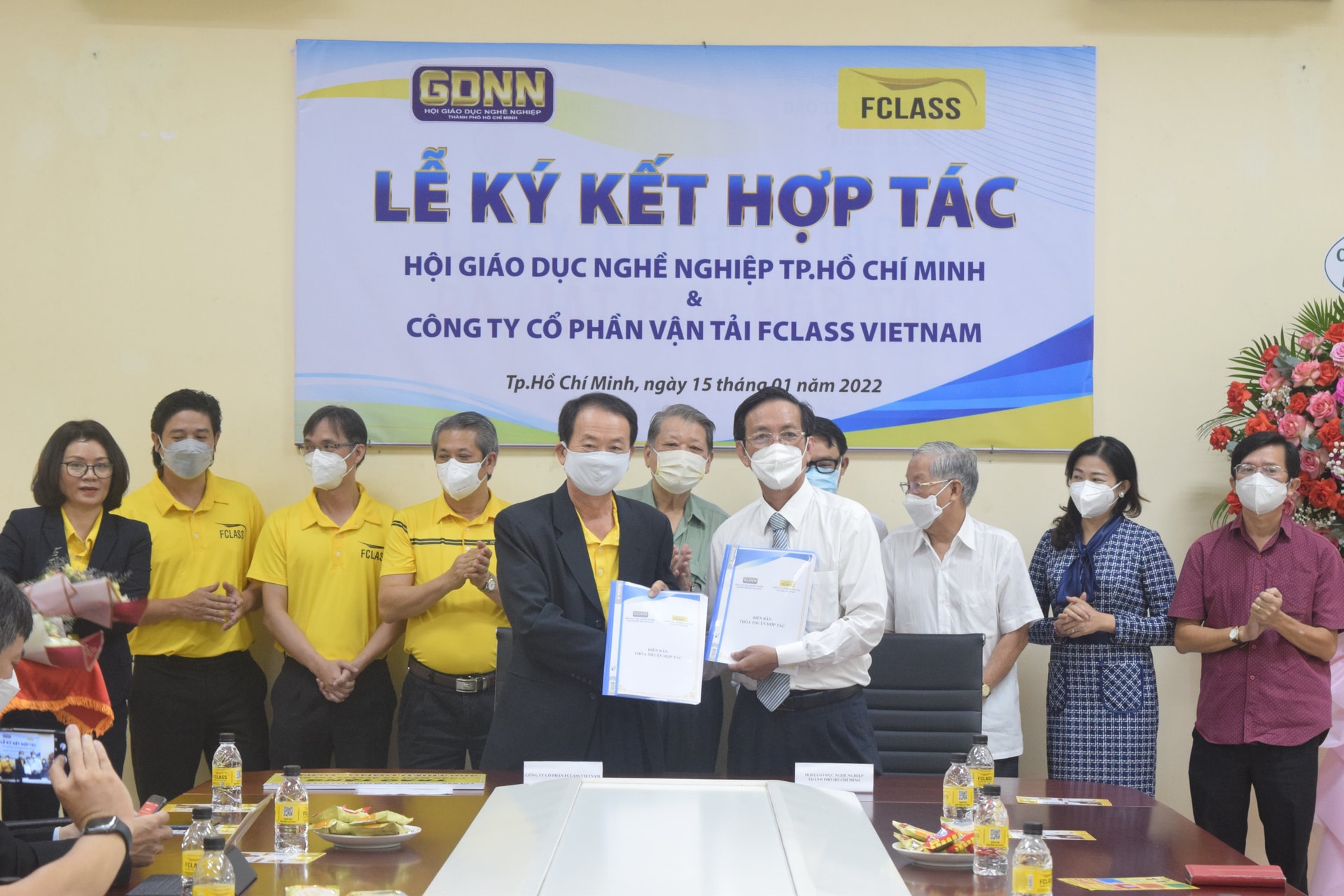 Ông Lâm Văn Quản, Chủ tịch Hội GDNN TP (áo trắng) và ông Hứa Minh Tuấn, Tổng giám đốc Fclass Việt Nam ký kết biên bản hợp tác toàn diện