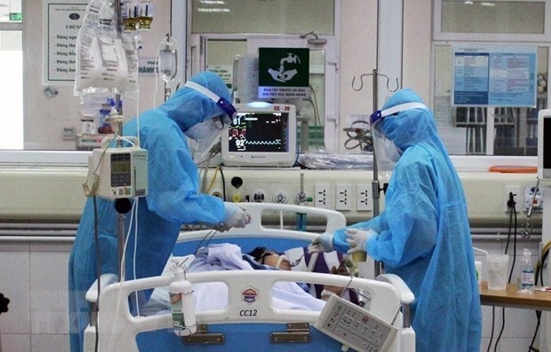 Điều trị cho bệnh nhân COVID-19. (Ảnh: TTXVN)