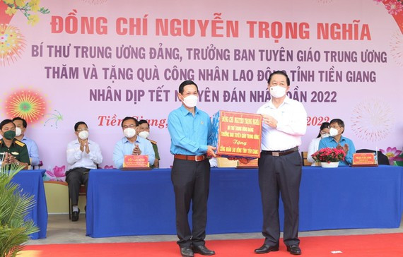 Đồng chí Nguyễn Trọng Nghĩa tặng quà cho đại diện công đoàn KCN Long Giang. Ảnh: dangcongsan.vn