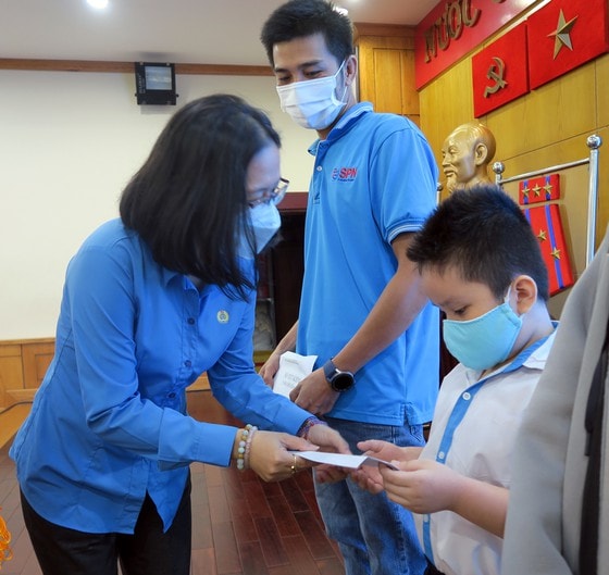 Công đoàn ngành giáo dục TPHCM tặng quà cho học sinh có hoàn cảnh khó khăn do dịch Covid-19. Ảnh: THU TÂM