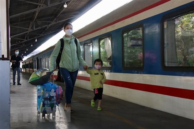 Hành khách lên tàu về quê đón Tết tại ga Sài Gòn sáng 20/1. (Ảnh: Tiến Lực/TTXVN)
