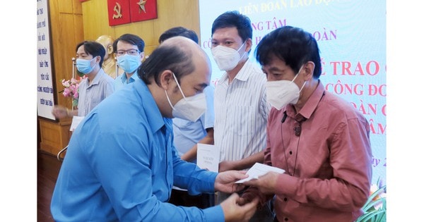 Công đoàn ngành giáo dục TPHCM tặng quà cho giáo viên có hoàn cảnh khó khăn do dịch Covid-19. Ảnh: THU TÂM