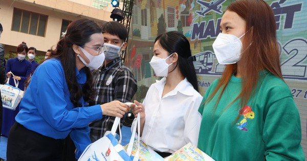 3.970 sinh viên, thanh niên công nhân khó khăn về quê từ chương trình “Mang Tết về nhà”