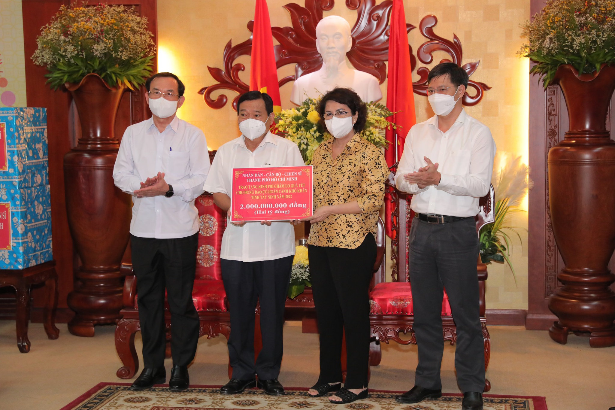 Đoàn của Bí thư Thành ủy TPHCM Nguyễn Văn Nên, Chủ tịch Ủy ban MTTQ Việt Nam TPHCM Tô Thị Bích Châu trao tặng kinh phí chăm lo tết cho người dân có hoàn cảnh khó khăn ở tỉnh Tây Ninh ngày 27/1. Ảnh: MTTQ TPHCM