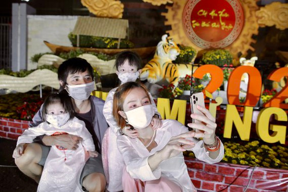 Người dân tham quan mua sắm và chụp hình tại chợ hoa xuân 