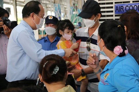 Phó Bí thư Thành ủy TPHCM Nguyễn Hồ Hải lì xì con công nhân 