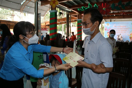 Chủ tịch LĐLĐ TPHCM Trần Thị Diệu Thúy trao quà chúc mừng năm mới đến công nhân khó khăn