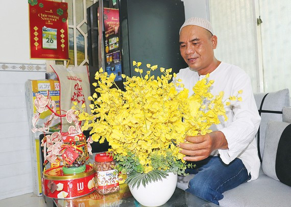 Anh Mus Ta Pha dọn dẹp không gian nhà để chuẩn bị đón tết. Ảnh: HỒNG HẢI