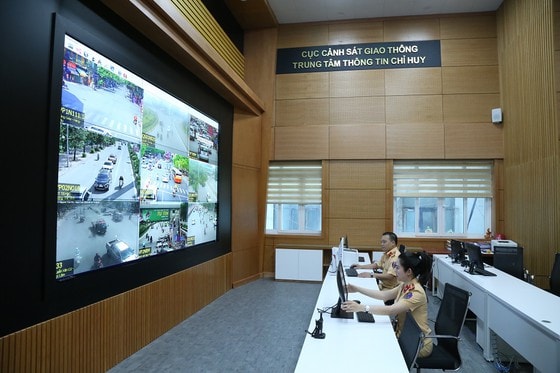 Trung tâm Thông tin chỉ huy Cục Cảnh sát giao thông, nơi nhanh chóng phát hiện, điều phối giải quyết các điểm ùn tắc trên một số tuyến đường. Ảnh: ĐỖ TRUNG