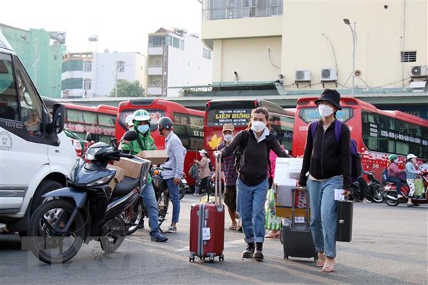 Người dân hối hả ra xe để về quê đón Tết. (Ảnh: Tiến Lực/TTXVN)