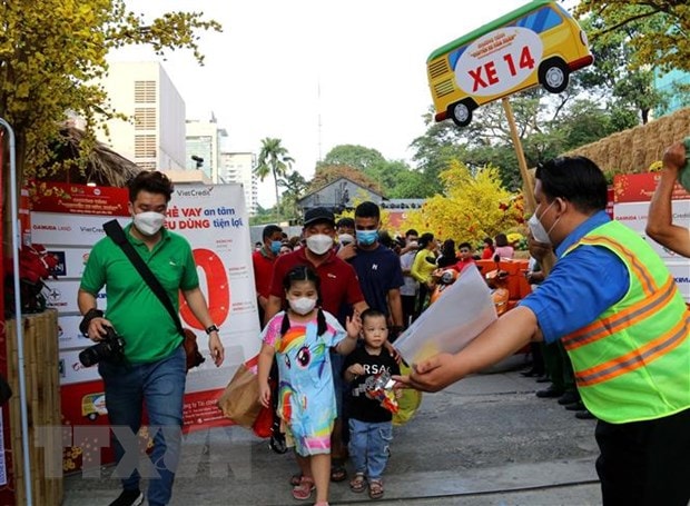 Liên đoàn Lao động TP.HCM phối hợp cùng Thành Đoàn tổ chức chương trình “Chuyến xe mùa Xuân” đưa 1.000 công nhân và người lao động nghèo có hoàn cảnh khó khăn về quê đón Tết. (Ảnh: Thanh Vũ/TTXVN)