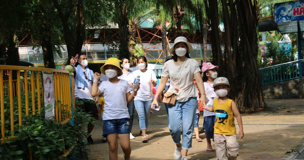 Gia đình công nhân tham gia vui chơi tại Công viên Văn hóa Đầm Sen ngày cuối năm