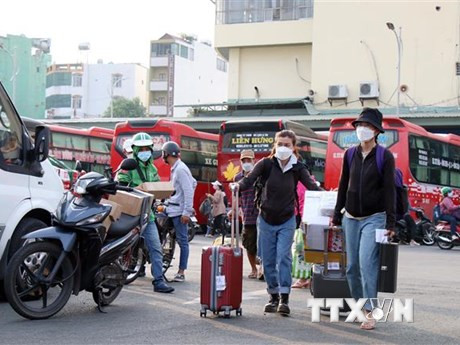 Người dân TP.HCM nhộn nhịp ra bến xe, nhà ga về quê đón Tết