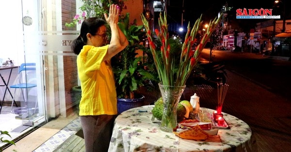 Người dân TPHCM cúng giao thừa và đi chùa thắp hương đầu năm mới