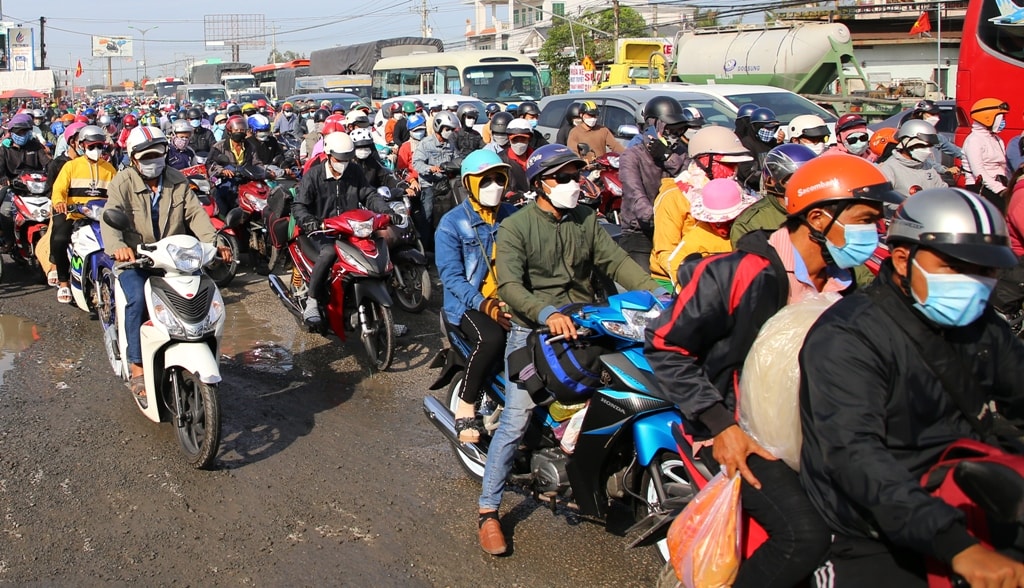 Người dân ĐBSCL trở lại TPHCM sau tết: Ùn ứ xe một số nơi trên Quốc lộ 1A