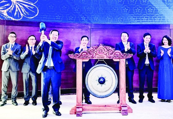 Chủ tịch UBND TPHCM Phan Văn Mãi đánh cồng đầu xuân tại Sở Giao dịch chứng khoán TPHCM. Ảnh: PHAN LÊ