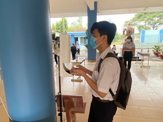 Học sinh Trường THPT Quang Trung (huyện Củ Chi) đi học trực tiếp trở lại từ giữa tháng 12-2021